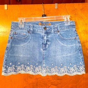 SCALLOPED EDGE JEAN SKIRT